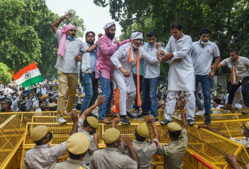 New Delhi: Police stand guard as Congress workers protest against farm bills, in New Delhi, Monday, Sept. 21, 2020. (PTI Photo/Atul Yadav)